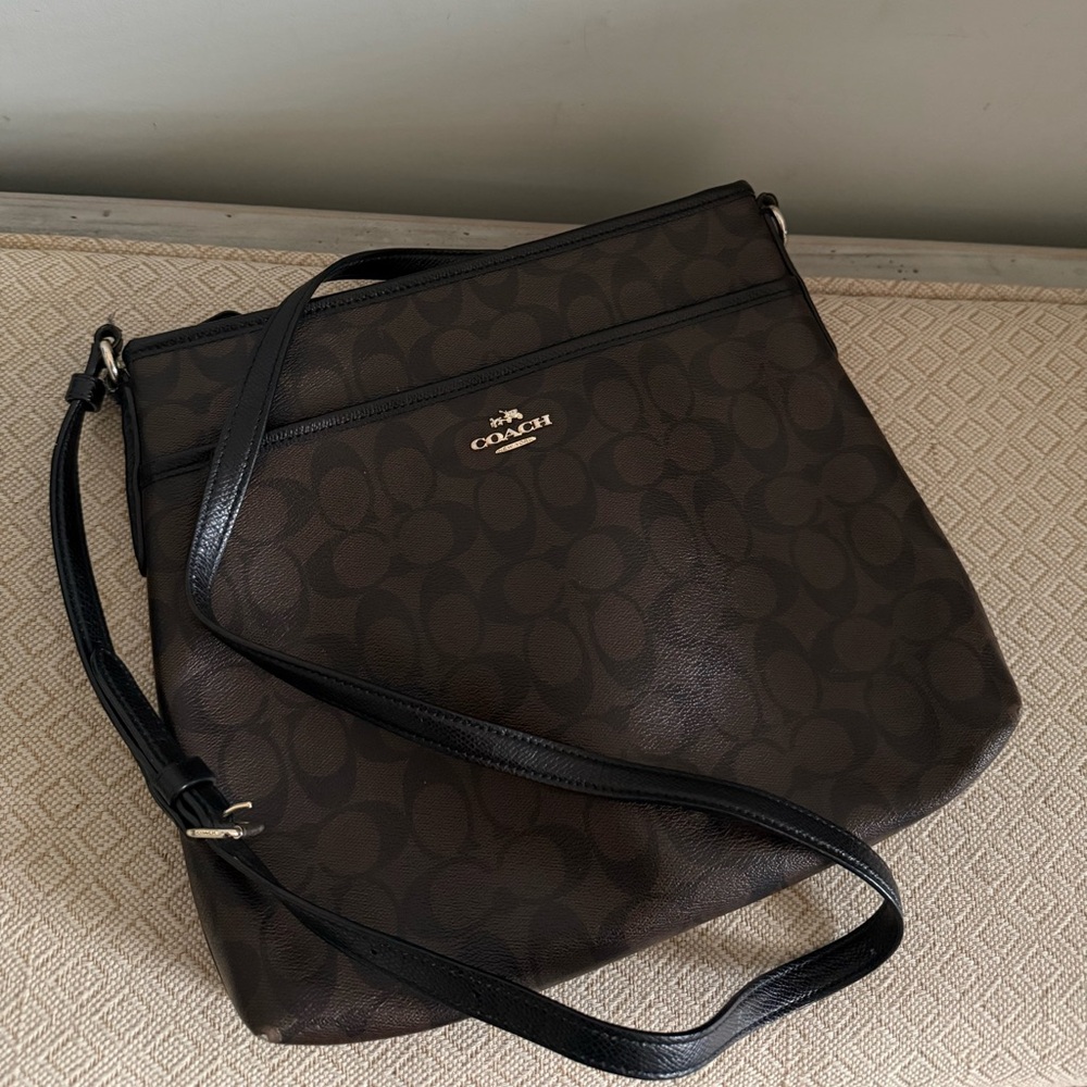 coach chocolate brown shoulder bag 🍫